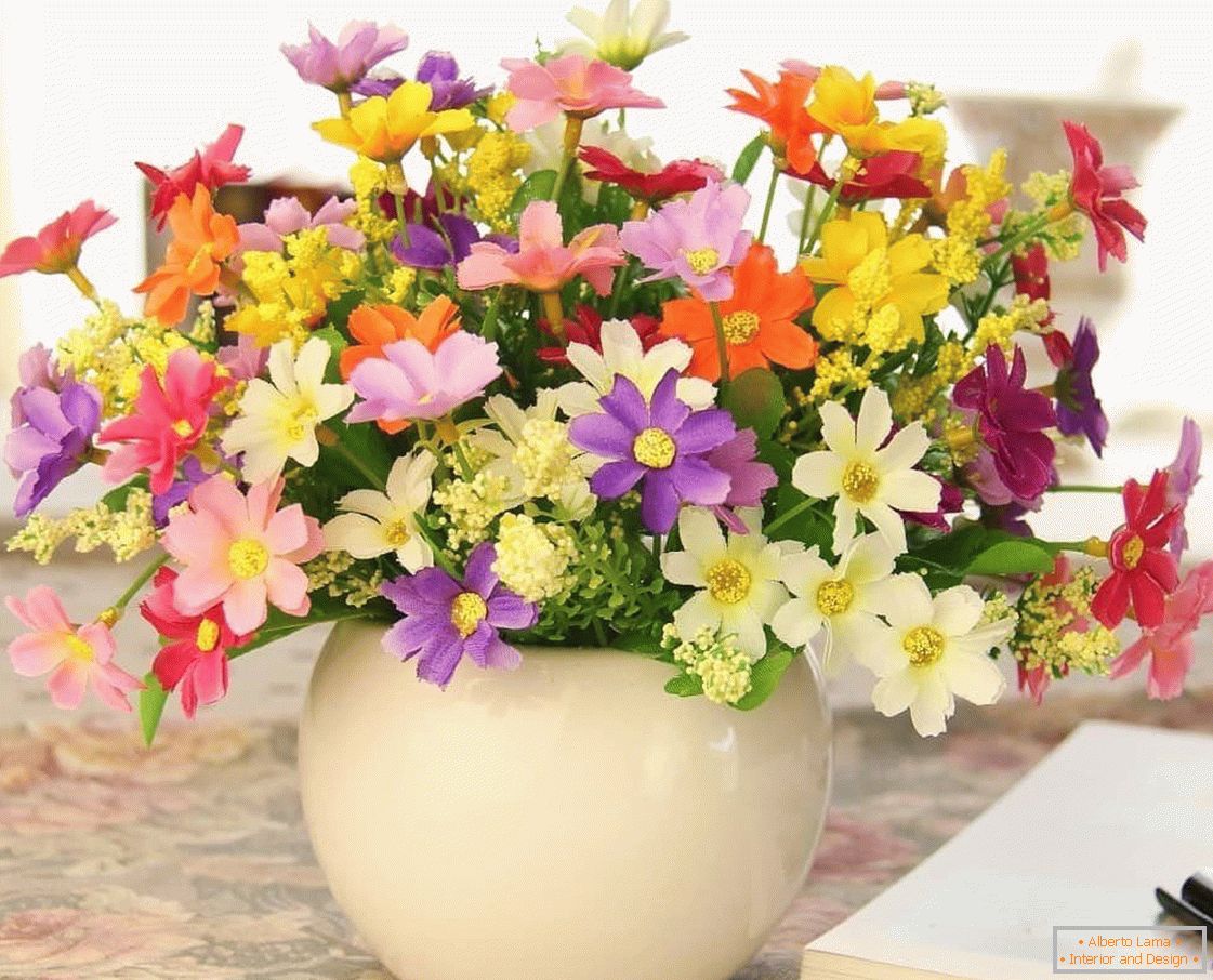 Design semplice di un vaso con fiori artificiali