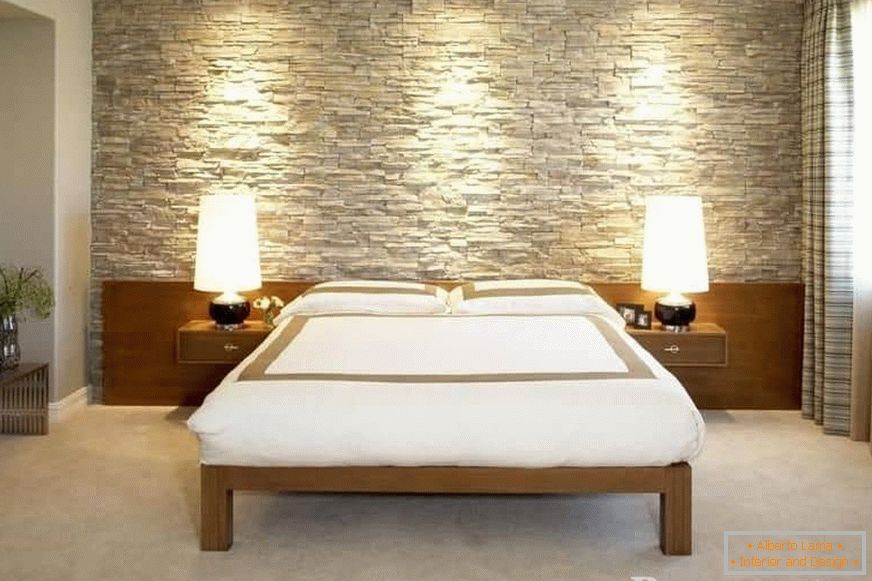 Muro di pietra in una camera da letto in stile scandinavo