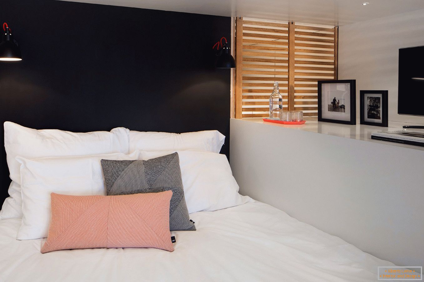 Camera da letto dietro un reticolo di legno
