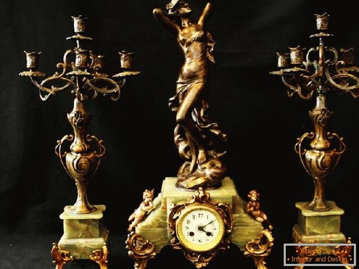 Set classico - due candelabri in bronzo e orologi raffinati. Decorazione ideale per il camino.