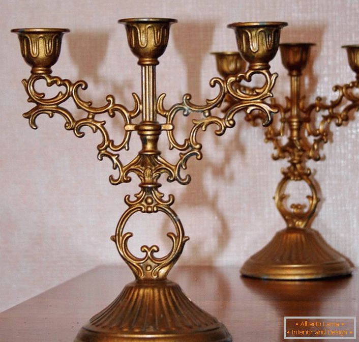 Il classico candelabro in rame per tre candele non è solo un assistente in caso di malfunzionamento della rete elettrica, è anche un dettaglio elegante di qualsiasi interno.