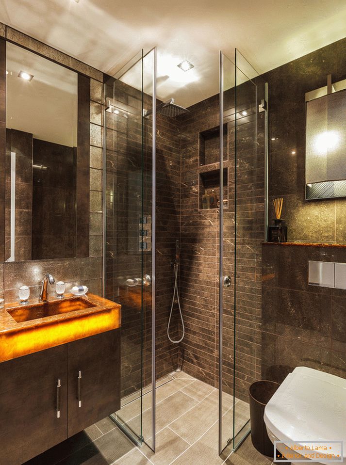 Un bagno di un elegante appartamento di piccole dimensioni