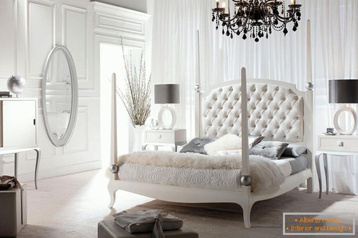 Lussuosa ed elegante camera da letto in stile Art Nouveau con illuminazione correttamente selezionata. L'illuminazione artificiale insufficiente crea un romantico crepuscolo nella stanza.