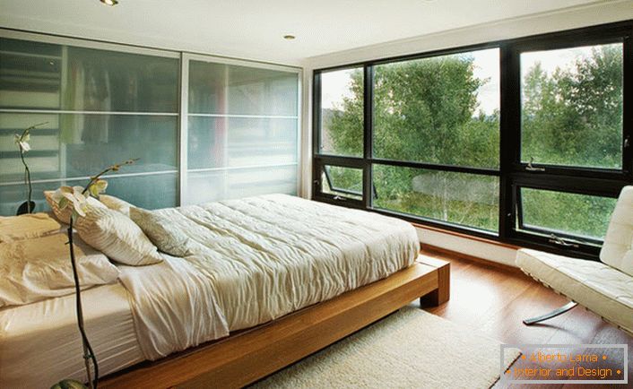 Un letto basso in legno si inserisce armoniosamente all'interno della camera da letto in stile Art Nouveau.