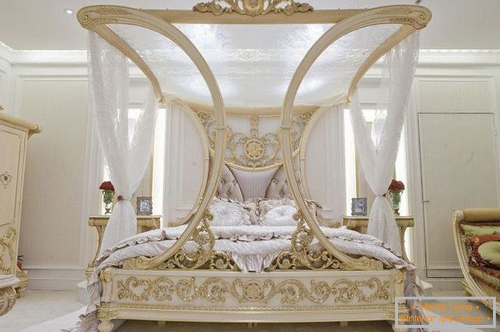 Un letto di lusso con un baldacchino diventa il culmine di un progetto di design per una camera da letto in stile Art Nouveau.