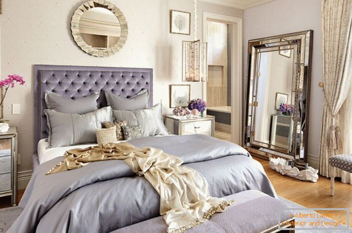 Il design elegante della camera da letto pomposo in stile Art Nouveau. Sebbene questo scopo non sia peculiare per lo stile, l'interno sembra elegante ed efficace. 