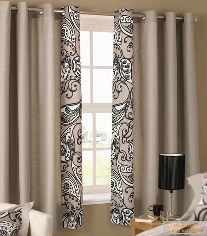 Brevi cortine eleganti di colore viola chiaro ripetono il motivo, che è decorato con biancheria da letto nella camera da letto in stile Art Nouveau.