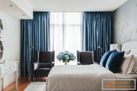 Quali tende si adatteranno alla carta da parati blu - nel design della camera da letto
