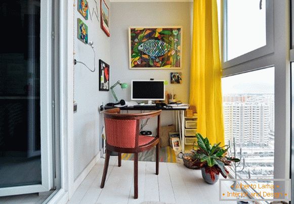 Una stanza accogliente nell'appartamento sulla foto del balcone