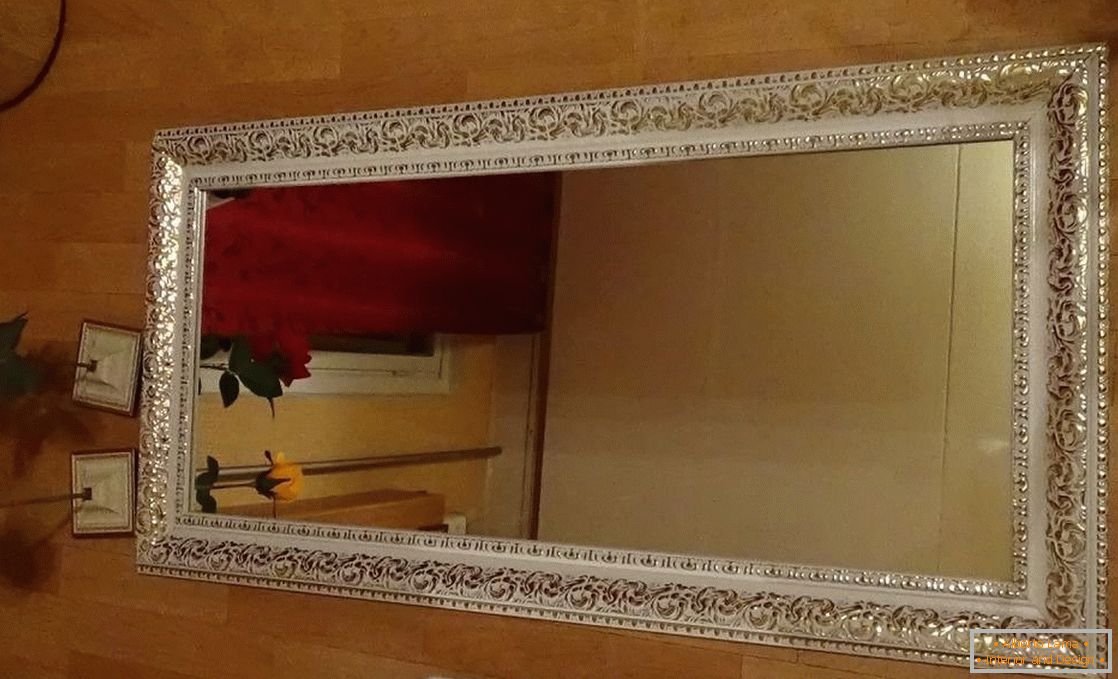 Specchio con cornice da battiscopa