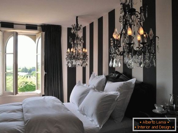Camera da letto in bianco e nero con due lampadari