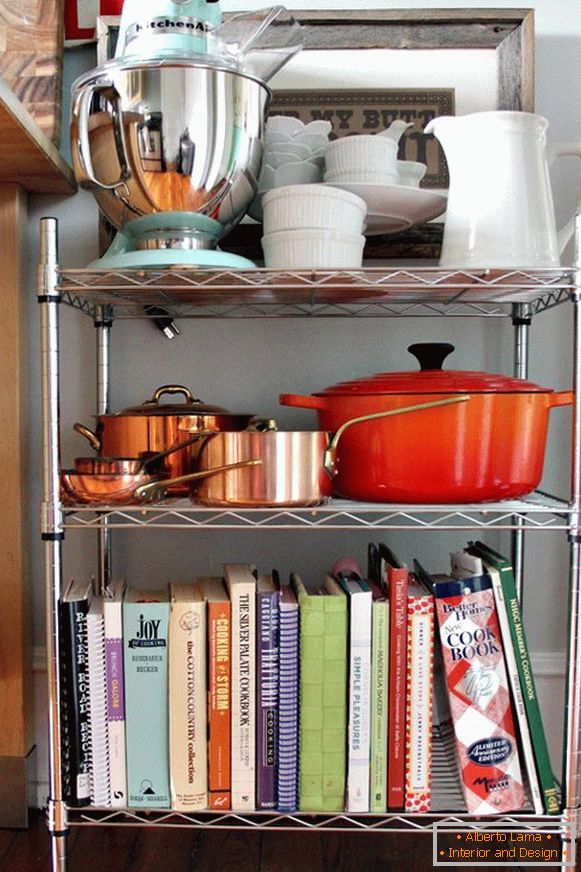 Una mensola per piatti e libri in cucina
