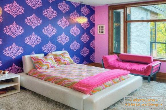 Il design di incollare le pareti con diversi sfondi - una foto di una camera da letto