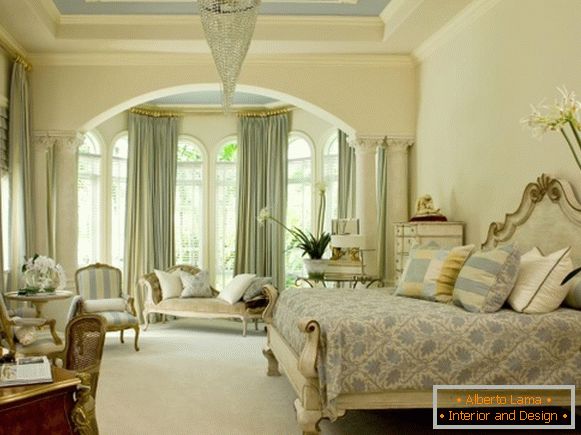 Finestre ad arco alto - una foto di una camera da letto in stile classico