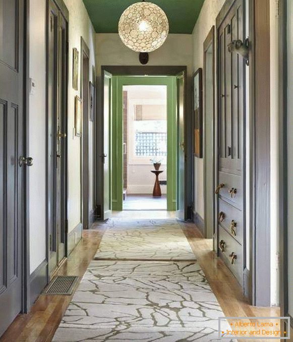 Elegante corridoio stretto - una foto con un soffitto verde