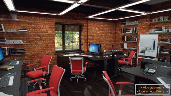Sedie rosse nell'ufficio in stile loft sembrano organicamente e creativamente. L'interno è il più funzionale possibile.