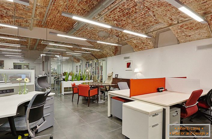 Layout nello stile dell'ufficio loft di una grande azienda, come esempio di successo del rispetto del concetto di stile.
