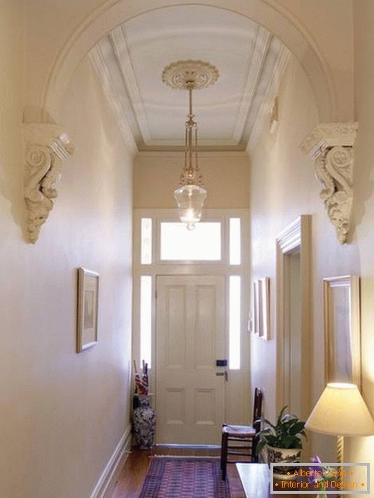 Corridoio e anticamera in stile classico con stucchi