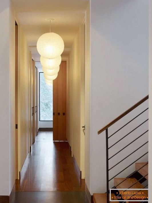 Luce sospesa nel design del corridoio