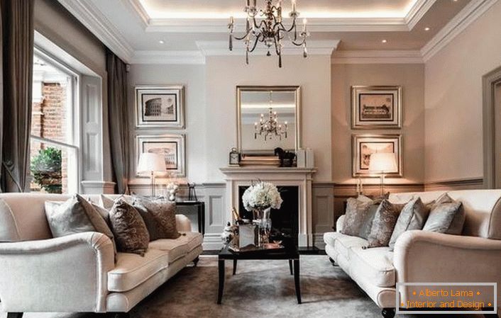 Soggiorno di lusso in stile Art Nouveau. La ricchezza della decorazione è sottolineata dai mobili del salone e da un camino in marmo.