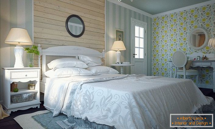 Stile raffinato del sud della Francia-Provenza. Le forme morbide e semplici degli interni conferiscono l'esclusiva comodità della camera da letto.