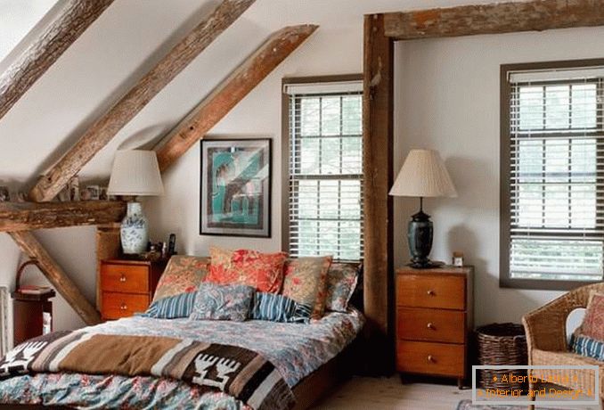Camera da letto eclettica con arredi in stile country