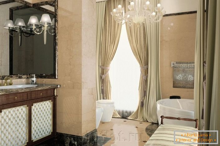 La decorazione nobile del bagno in stile neoclassico è enfatizzata da un arredamento ben selezionato.