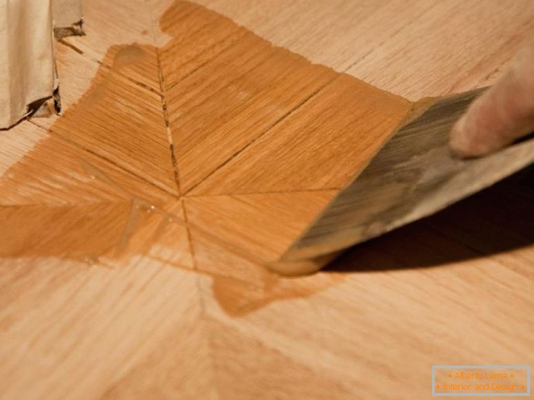 Come dipingere un parquet è una semplice istruzione per i
