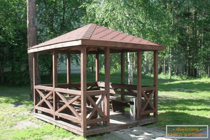 Un gazebo aperto nello stile di uno chalet ha un design semplice che può essere assemblato con le proprie mani.