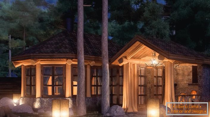 Un gazebo vetrato nello stile di uno chalet è adatto anche per le vacanze invernali. L'illuminazione correttamente selezionata rende la situazione misteriosa e romantica.