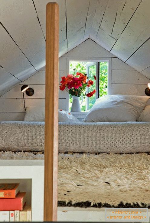 Camera da letto in soffitta в крошечном доме