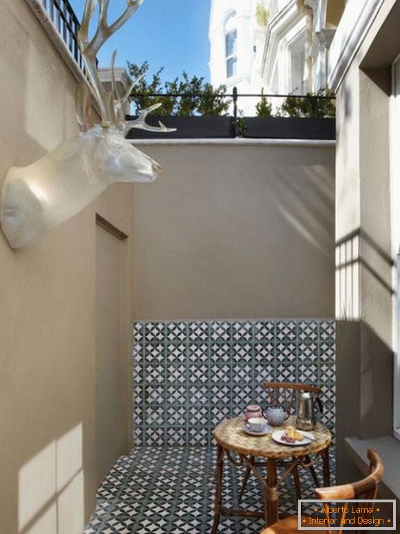 Design semplice del patio senza piante