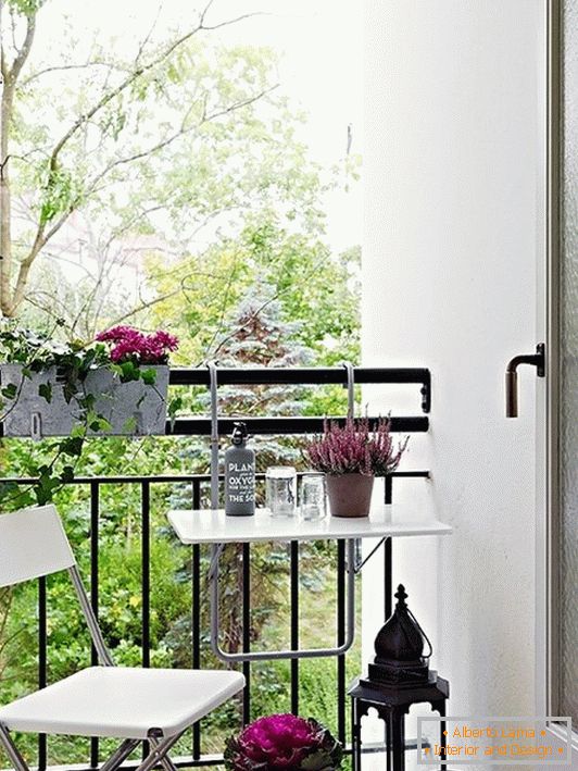 Veranda accogliente su un piccolo balcone