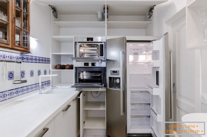 Design creativo di una stretta cucina lunga con una loggia