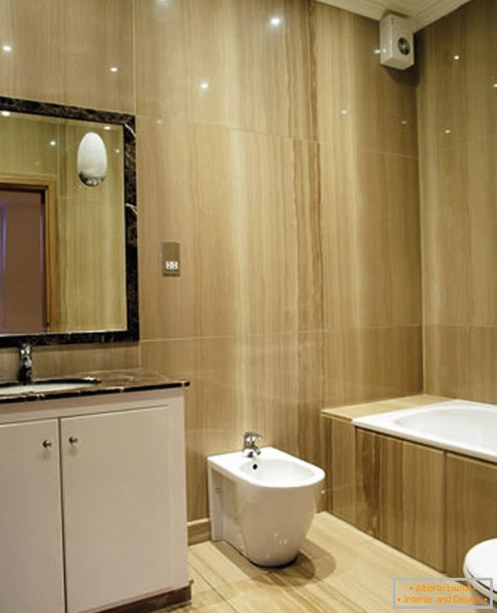 L'interno laconico del bagno nello stile del minimalismo si inserisce organicamente in un piccolo spazio.