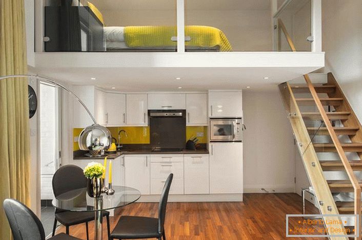 Il piccolo appartamento su due livelli è decorato in uno stile minimalista.