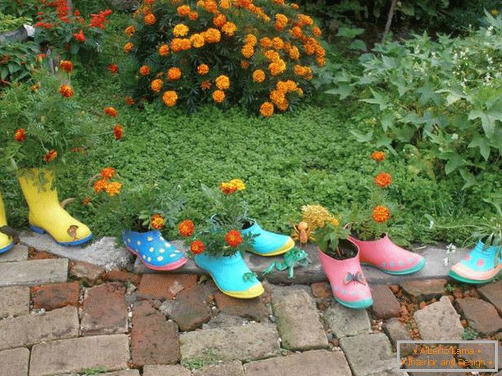 Le vecchie galosce possono anche tornare utili se decidi di decorare il tuo giardino in modo creativo. 