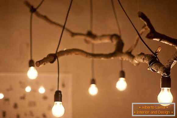 Come realizzare una lampada da soffitto da un albero con le tue mani