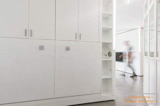 Interno di appartamento con pareti-trasformatori в стиле минимализм