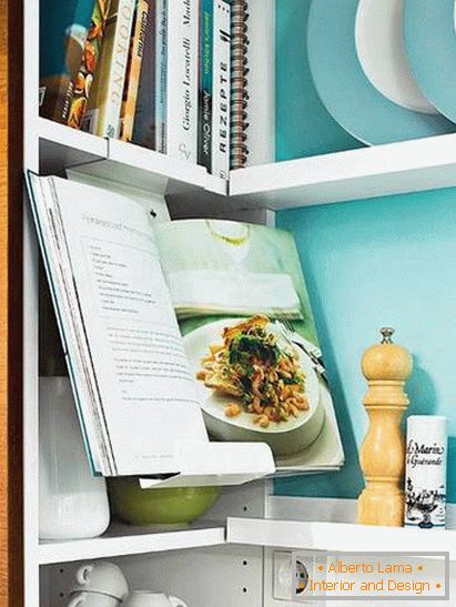Libri e utensili in una piccola cucina di colore turchese