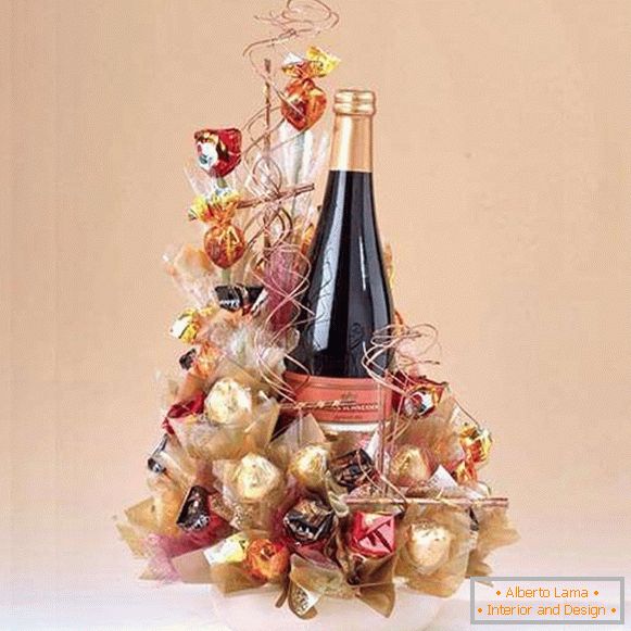 Come decorare una bottiglia di champagne con i dolci на праздник