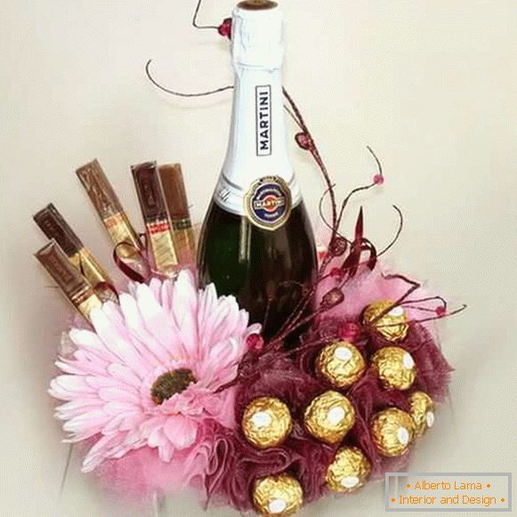 Decorazione di una bottiglia di champagne con caramelle e fiori - foto
