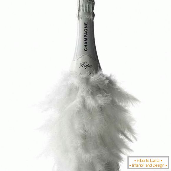 Bottiglia di champagne - decorazione sul tavolo con le proprie mani