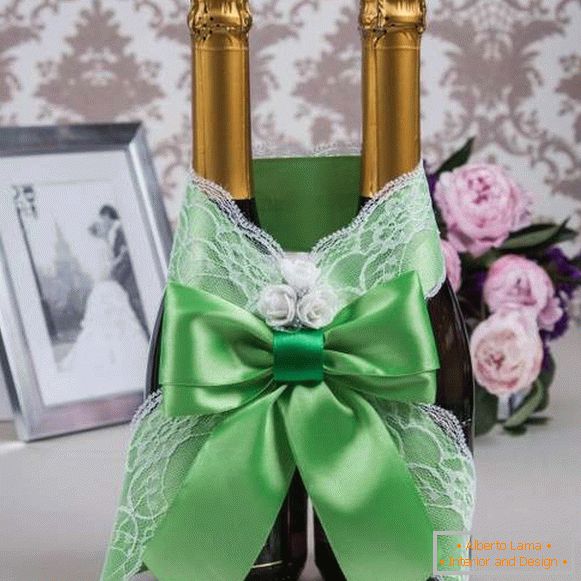 Decorazioni di una bottiglia di champagne con le proprie mani con nastri di raso