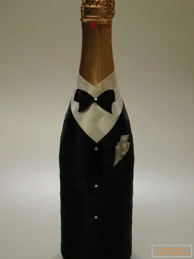 Come decorare splendidamente una bottiglia con nastri per un matrimonio - l'abito di uno sposo