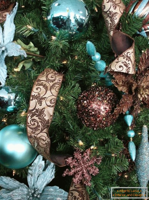 Decorazione alla moda di un albero di Natale