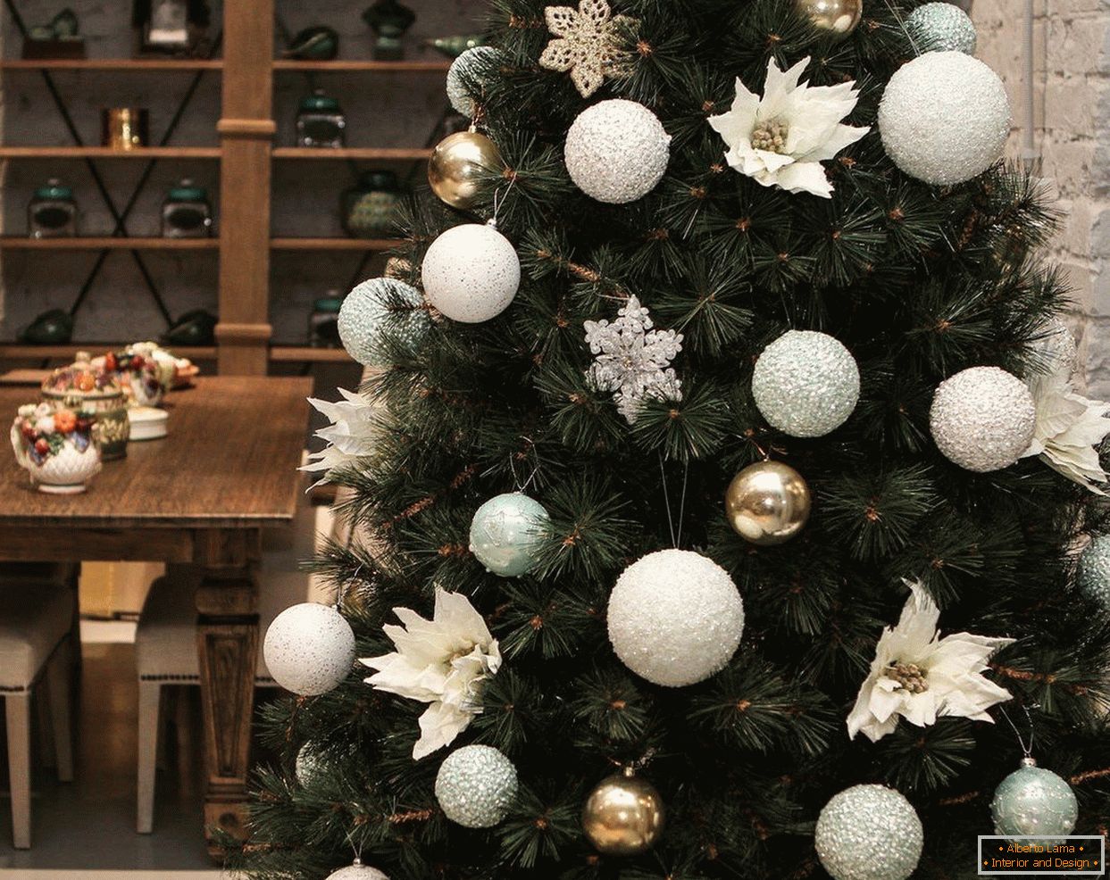 Palle bianche sull'albero di Natale