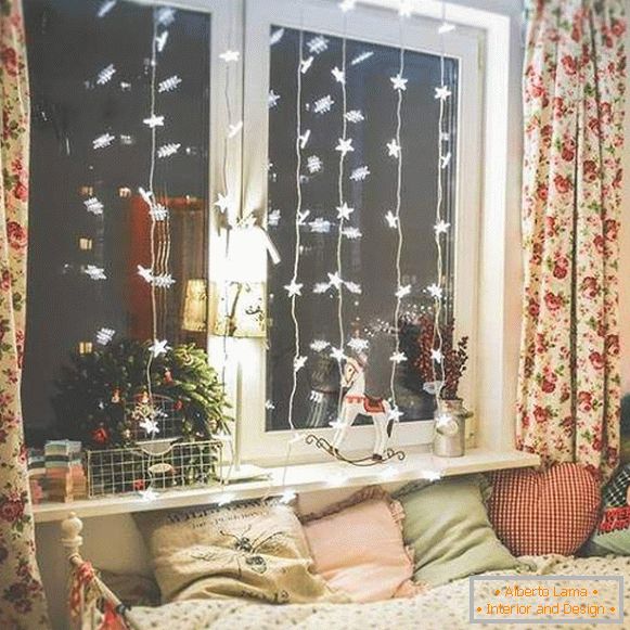 Decorazione della finestra per il nuovo anno con luci a LED