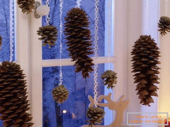 Decorazione natalizia di windows all'interno - foto con materiali naturali