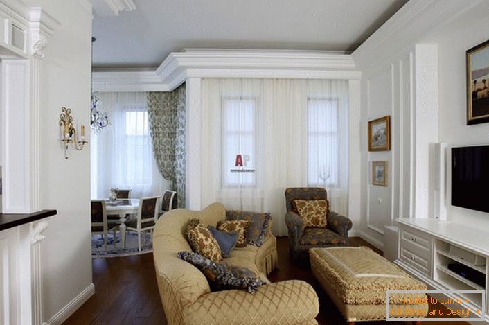 Per progettare la stanza degli ospiti sono stati usati colori chiari. Mobili beige armoniosamente combinati con la decorazione bianca delle pareti.